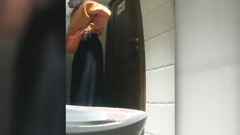 Girls and chick performance their bald pussies into the restroom (MOV 98)