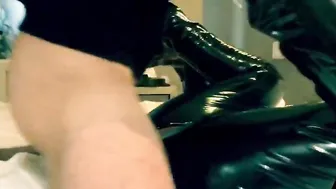 Chienne en combinaison pvc et talon ce fait sodomiser rough  fétichiste  gorges profonde Anal