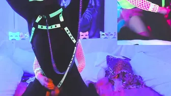 @SexyNeon Kitty Making Screwme-Doo Riding pt2