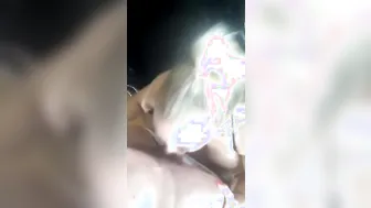 Bimbo mature aux lèvres et boobs énormes dévore une queue