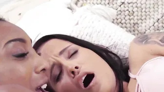 Lesbea African huge titted interracial dyke scissoring