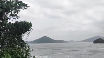 Mudei pra um chalé na praia pra tomar Sol de dia e pau de noite
