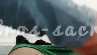 Paja con los pies a una rica verga