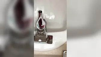 Controlled piss inside sink