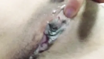 Yeraldyn a voluptuous Hispanic who loves to masturbate and come before our eyes