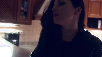 Luna Roulette porn video – The policeman caught the robber into the apartment