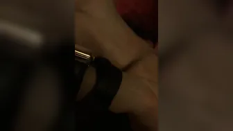 بازی کردن من با اسباب بازیام و یه کیر خوشمزه