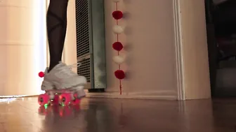 Hottie cunt with mouth Skates inside House