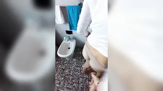BL- Into bagno vengo scopata e innaffiata di sborra ( Dialogo Italiano)