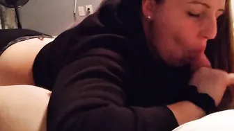 Mom bimbo giving rim job
