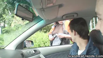 2 men love to put an older woman on cocks