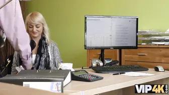 VIP4K. Agradable jovencita da una cabeza y abre las piernas