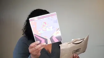 Huge Titt porn video – Chubby African shows how to lift her huge titties