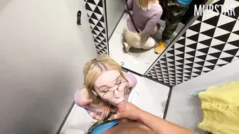 Blown a bro inside a fitting room