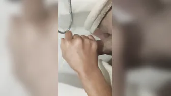 ASPETTA TI AIUTO IO... - LA MIA COINQUILINA MI BECCA SEGARMI MA MI AIUTA  AMATORIALE ITALIANO