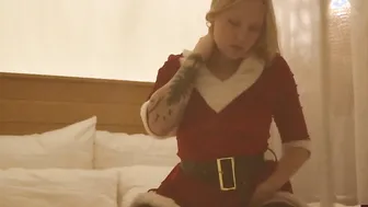 Slutty Mrs Claus fucks her booty | short version