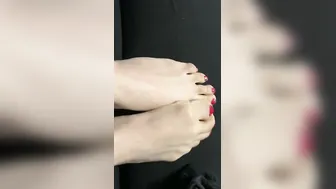 GUARDA I MIEI PIEDI ED ECCITATI