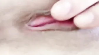 ルームメイトにバレないようにこっそりオナニー