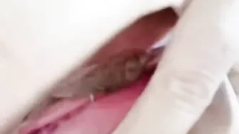 ルームメイトにバレないようにこっそりオナニー