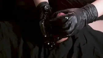 SLIDE SLOWLY OILY EBONY RUBBER GLOVED SUPER SEXY HAND JOB SLOW MOTION CUM HAND_STAR