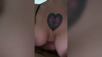 Priscilla Salerno scopa un fan sul divano e si fa sborrare into bocca