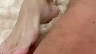 The sluts simultaneously jerks off the dicks with her toes to 2 men