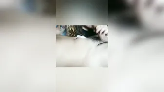 Fidanzata esibizionista succhia cazzone con passione e ingoia