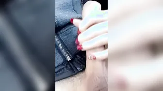 Masturbe sont mec dans la voiture