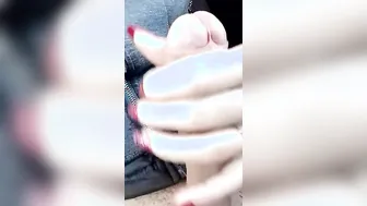 Masturbe sont mec dans la voiture