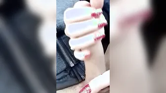 Masturbe sont mec dans la voiture