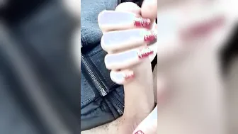 Masturbe sont mec dans la voiture
