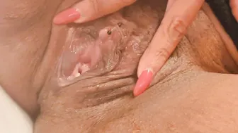 Upclose pissing with a enormous fart