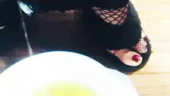 goddess Lia Pees Gold