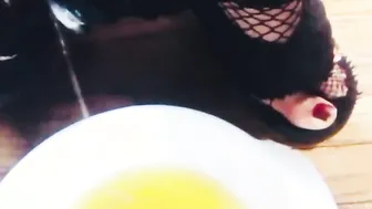goddess Lia Pees Gold