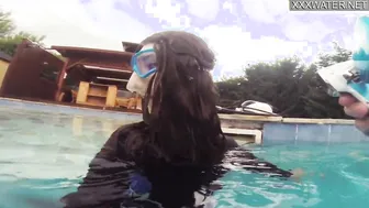 Hottie underwater pool masturbation of Emi Serene