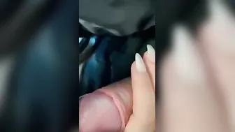 Mi fa una sega e mi lecca il cazzo sul treno con sborrata finale