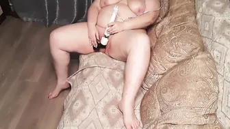 Sexsual BBW plays with her cunt with sex toy and vibrator