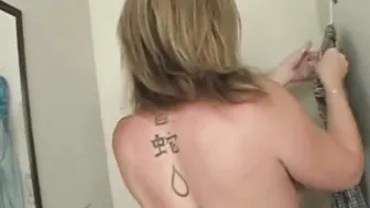 Sara Jay: Elle suce par le gloryhole de la salle de bain et prend le foutre dans la bouche (inédit)