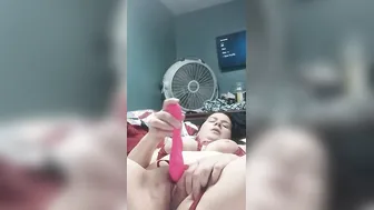 Masturbating Mom uses ass plug for added satisfaction