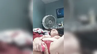 Masturbating Mom uses ass plug for added satisfaction