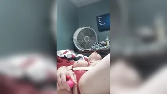 Masturbating Mom uses ass plug for added satisfaction