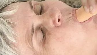 Oma Helga lernt ihren Stiefenkel an..