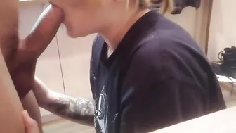 The booty-eating Bombshell made a cunnilingus and gotten a oral sex inside the kitchen