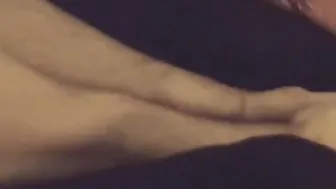 Je masse les pieds de la femme de mon voisin...