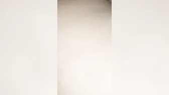 Gioco con un cazzo sotto le coperte poi me lo infilo nella fica e lo faccio venire dentro.