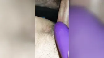 Gioco con un cazzo sotto le coperte poi me lo infilo nella fica e lo faccio venire dentro.