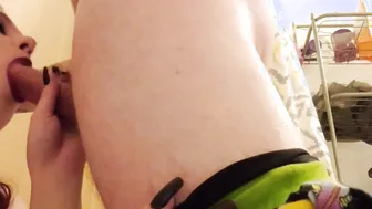 Bathtub blowjob with razzberry kitten