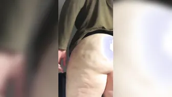 Je me touche mes gros seins avec un bus de voyageur juste en bas