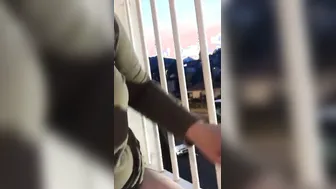 Je me touche mes gros seins avec un bus de voyageur juste en bas