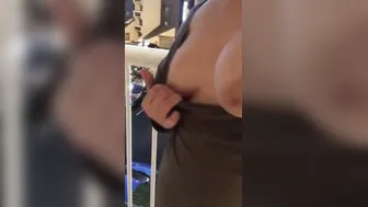Je me touche mes gros seins avec un bus de voyageur juste en bas